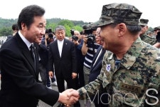 [머니S포토] 고엽제전우회 관계자들과 악수 나누는 이낙연
