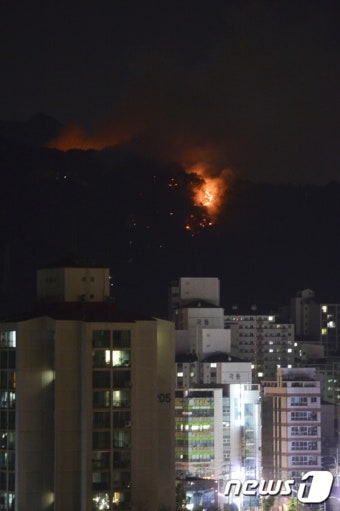 수락산 산불, '헬기 6대 투입' 잔불 정리… 2300명 동원 초진 완료