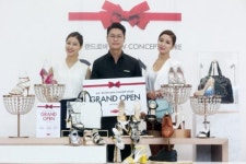 금강제화, 논현 매장 오픈...문화쉼터 공간으로 꾸며