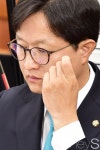 [머니S포토] 조대엽 인사청문회, 고심하는 강병원 의원