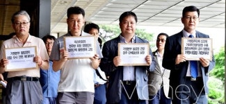 [머니S포토] 미스터피자 사태로 뿔난 가맹점주, 고발장 들고 검찰청 진입