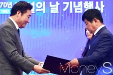 [머니S포토] 건설의날, 금탑산업훈장 포상하는 이낙연 총리