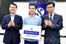 [머니S포토] 신한은행 IRP 확대시행, 신규 가입한 1호 자영업자