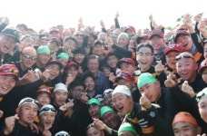 문재인 대통령, 해군사관학교 생도들과 사진… 휴가 닷새째 거북선 모형함 찾아