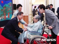 문재인 대통령, 김복동 할머니 오찬… 내년에도 건강하게 뵐 수 있길