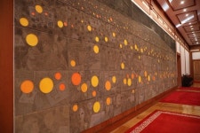 청와대 본관에 걸린 임옥상 작가의 광장에, 서… 촛불집회 모습 담아