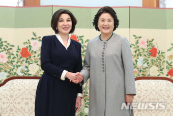 김정숙 여사, 우즈벡 대통령 부인과 환담… 