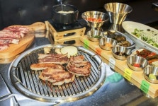 돈화, 10여 가지 찬류·소스로 즐기는 이베리코 흑돼지 … 합정 회식장소로 각광