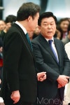 [머니S포토] 중소기업인 신년인사회, 귀엣말 나누는 박성택-이낙연