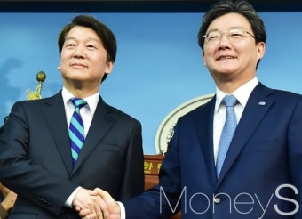 [머니S포토] 안철수·유승민 대표, 양당 통합 선언