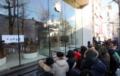 애플스토어가 뭐하는 곳?… ‘애플 가로수길’ 개장에 북새통