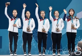 [머니S포토] 사상 첫 은메달 