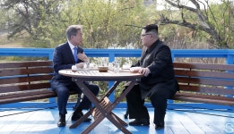 [머니S포토] 도보다리 산책, 독대하는 남북 정상