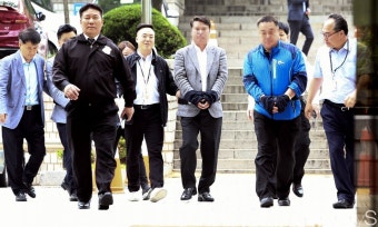 [머니S포토] 노조 와해 혐의 삼성 임원, 법원 출석