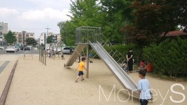 [르포] 용인 모현읍 3·6투표소… 엄마가 출근 안해서 좋아요