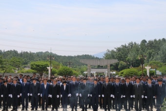 국립5·18묘지 참배하는 민주당 광주·전남 당선인들