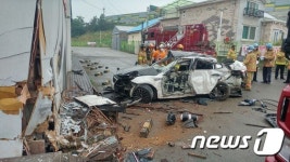 안성 교통사고, K5 렌터카가 건물 들이받아 5명 사상