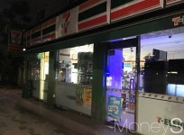 [르포] 두달 전과 다른 광화문의 새벽… 문 연 편의점 찾아 헤매