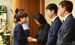 LG컨설던트 김현미 | [머니S포토] 노회찬 빈소, 슬픔 함께 나누는 김현미 장관