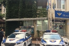 [르포] 우리도 더워요 경찰의 땀에 젖은 형광조끼