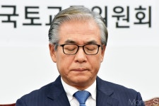 [머니S포토] 두눈 감은 김효준 BMW코리아 대표