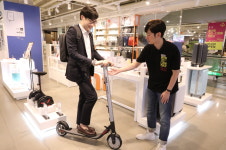 롯데백광주점, 간편 교통수단 전동 킥보드 선보여