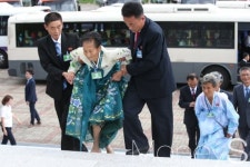 [머니S포토] 이산가족 상봉장 들어서는 가족