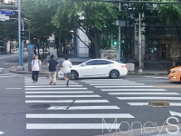 [르포] 초록불에 아이가 건너는데… 횡단보도 침범차량 눈살