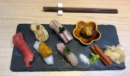 손바닥만 한 스시모루에 폭발하는 바다의 맛