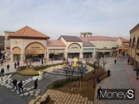 자연 속 쇼핑 놀이터… 명품 없는 롯데 프리미엄 아울렛 기흥점 가보니