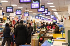 노량진수산시장 가보니… 외국인까지 가세 북적북적 [출근길]