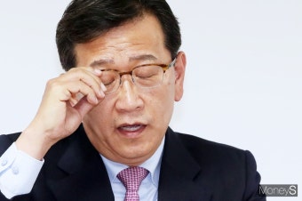 [머니S포토] 안경 고쳐쓰는 김태우 측 변호사