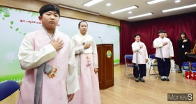 [머니S포토] 대성동초교 4명의 졸업생