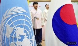 [머니S포토] 애국가 부르는 대성동초교 졸업생