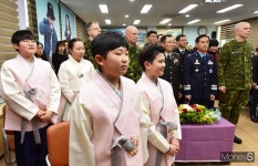 [머니S포토] 목청껏 불러보는 대성동초교 교가