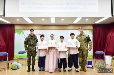 [머니S포토] 한미 JSA 대대장들과 기념촬영하는 대성동초교 졸업생