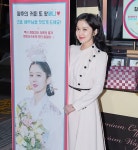 장나라, ‘팬들도 품격’… 배우·스태프에 커피차 선물