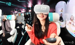 [머니S포토] 버스 안에서 즐기는 5G 서비스