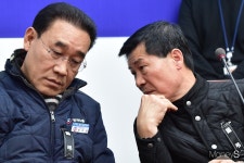 [머니S포토] 귀엣말 나누는 택시노조
