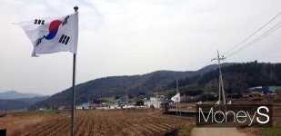 10년째 태극기 휘날리는 진도 송산마을 눈길