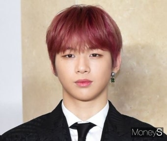 강다니엘, 소속사와 분쟁 중… 4월 데뷔·팬미팅 '빨간불'