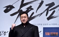 [머니S포토] 마동석, 촬영 도중 김무열 가죽 재킷 손 모양으로 찢어