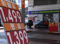 [머니S포토] 유류세 인하 폭 축소 첫날...한산한 주유소