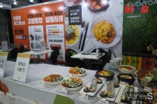 [창업박람회 현장에서] 얌샘김밥, 직접 맛도보고 상담도 받고