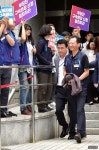 [머니S포토] 노조원 응원 속 미소짓는 김명환 위원장