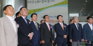 [머니S포토] 창립 50주년 농협 변천사 영상 시청하는 내외빈