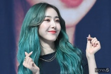 [머니S포토] 여자친구 신비, 신비로운 초록 헤어 컬러