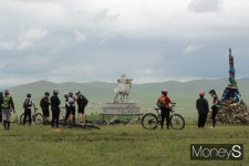 [박정웅의 여행톡] 몽골 대초원, 같고도 다른 자전거 얘기