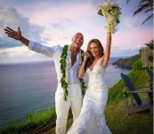 드웨인 존슨, 열애 12년만에 하와이서 결혼… 선남선녀 비주얼