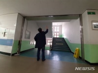 김해 초등학교 방화셔터에 9살 아이 중상… 오작동 원인은 인재?